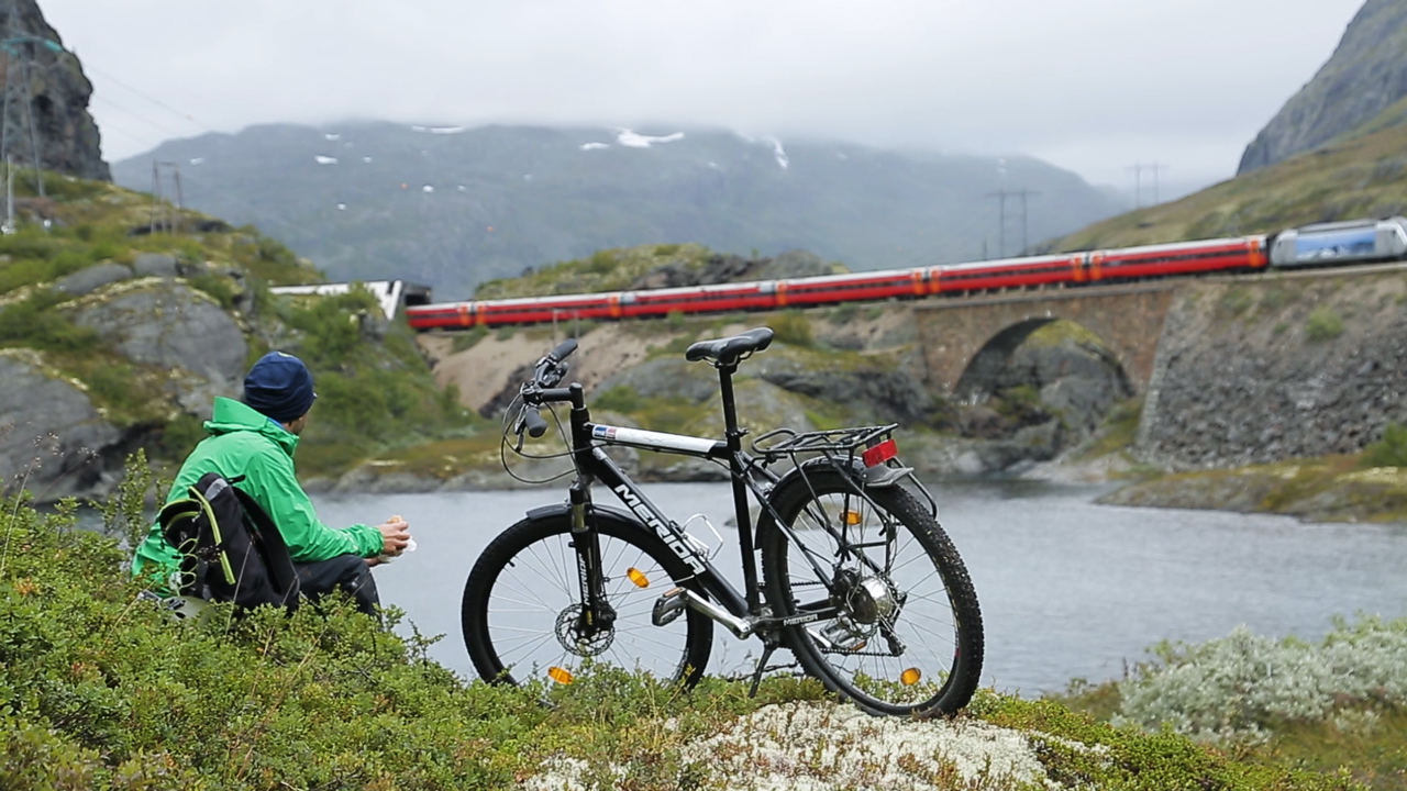 På rätt spår i Norge, fika med cykel vid tåget