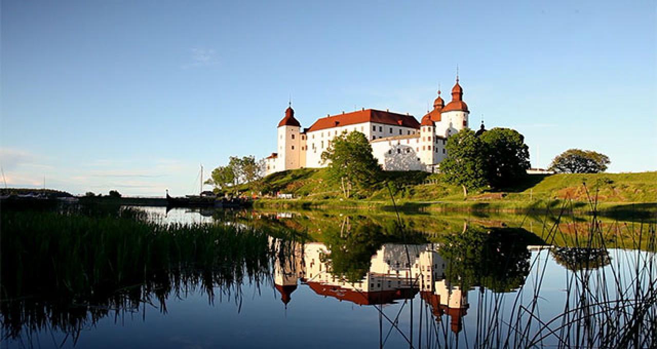 Mellan sjöarna Läckö slott